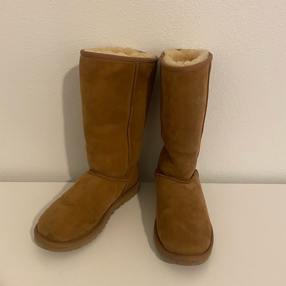 Brown Uggs size 6